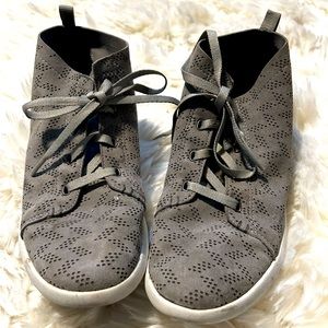 BearPaw gray cute tennis shoes sz 8